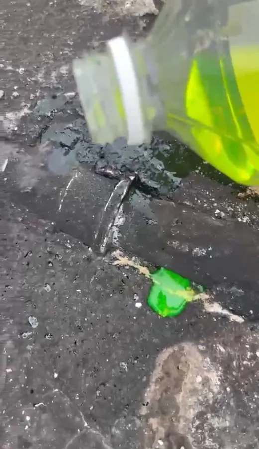 Traçador fluorescente marcando a fissura do cano